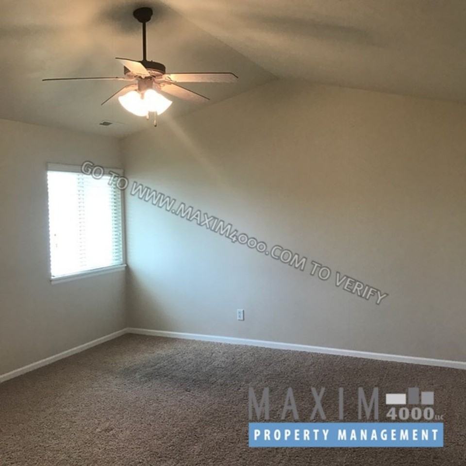 647 Zoe Ln - Photo 6 of 11