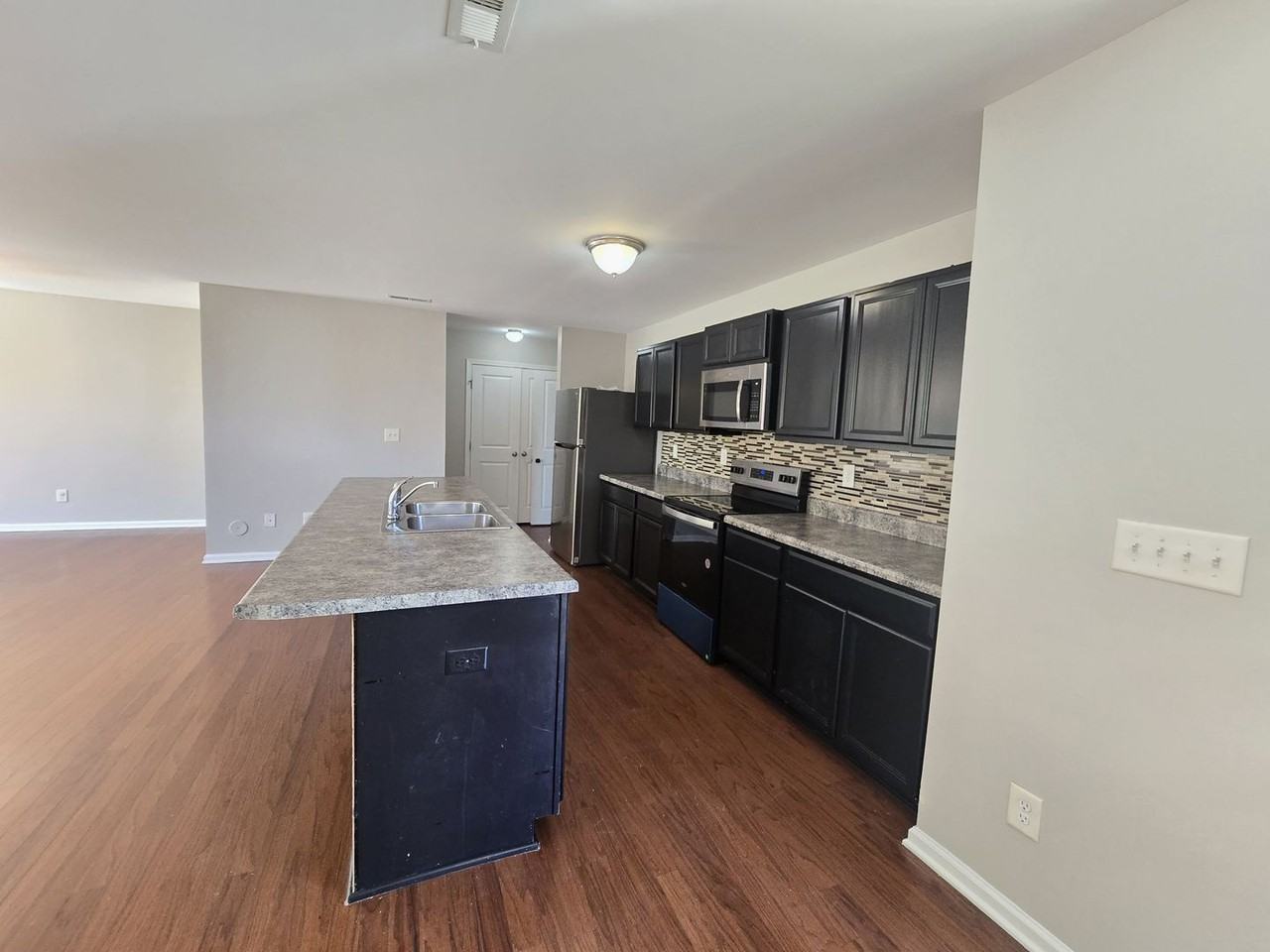 1728 Joseph Hewes Ct - Photo 4 of 19