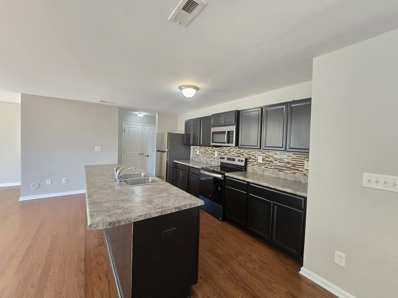 1728 Joseph Hewes Ct - Photo 5 of 19