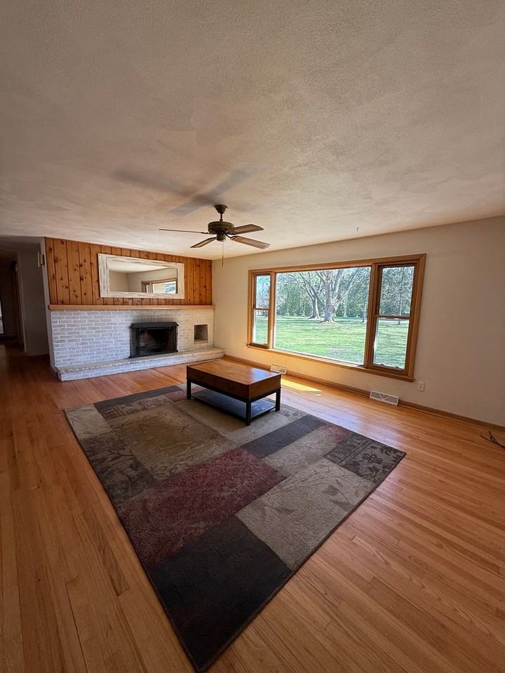 7734 E Rockton Rd - Photo 5 of 21