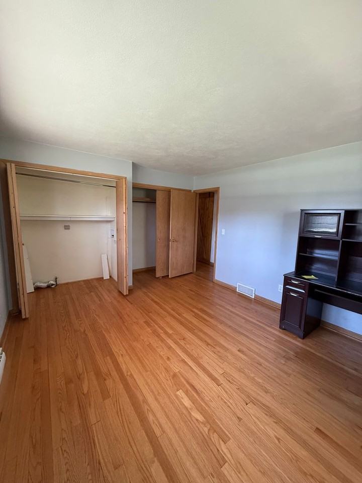 7734 E Rockton Rd - Photo 7 of 21