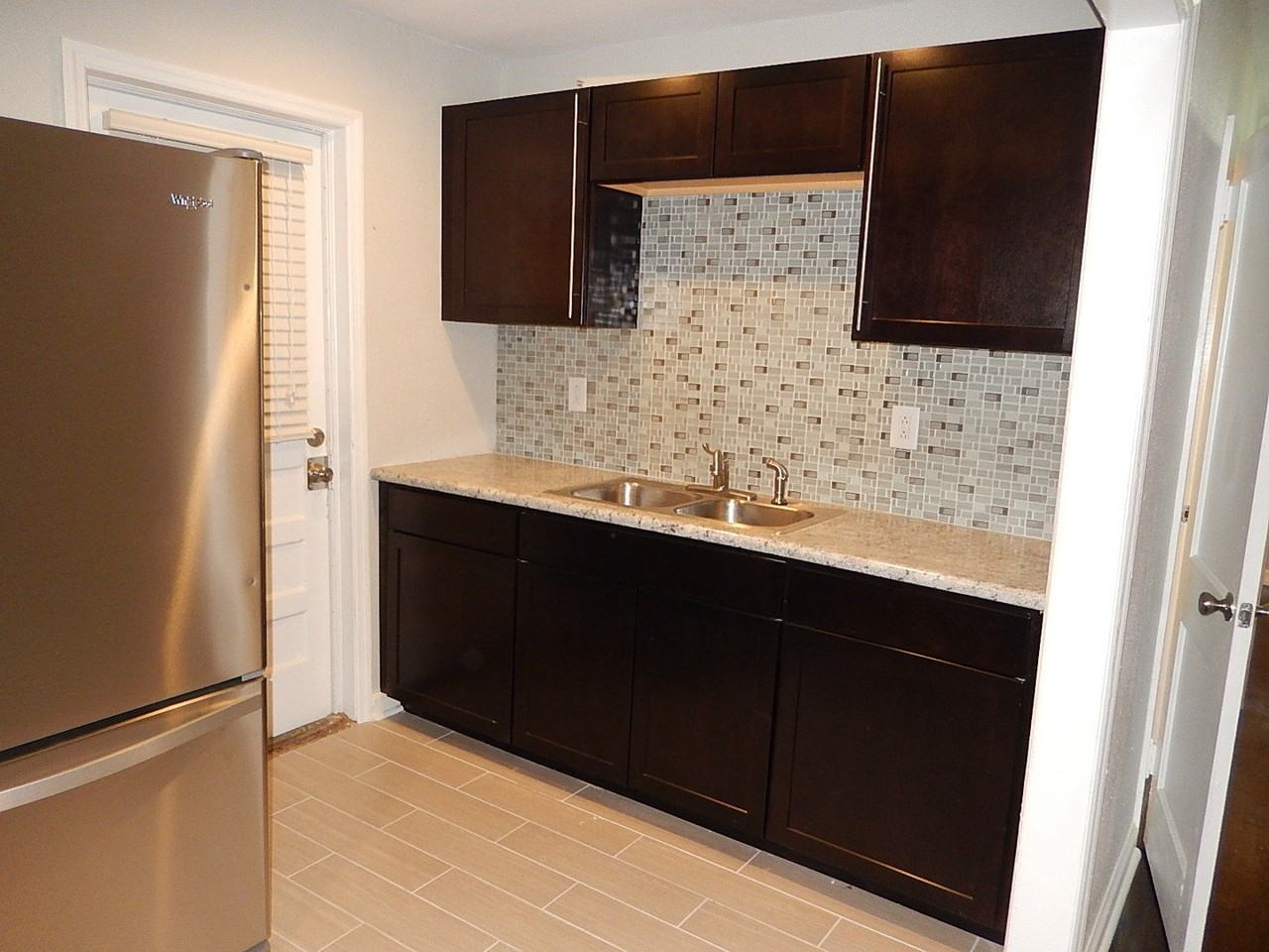 1418 Live Oak St - Photo 6 of 18