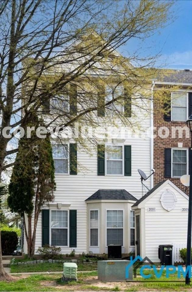 2001 Travis Point Ct - Photo 2 of 25