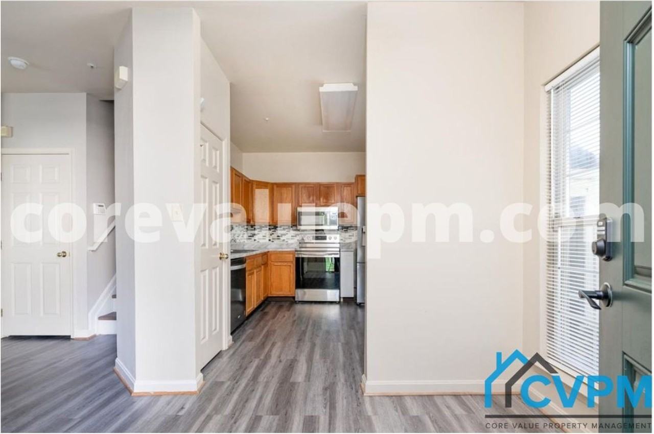 2001 Travis Point Ct - Photo 5 of 25