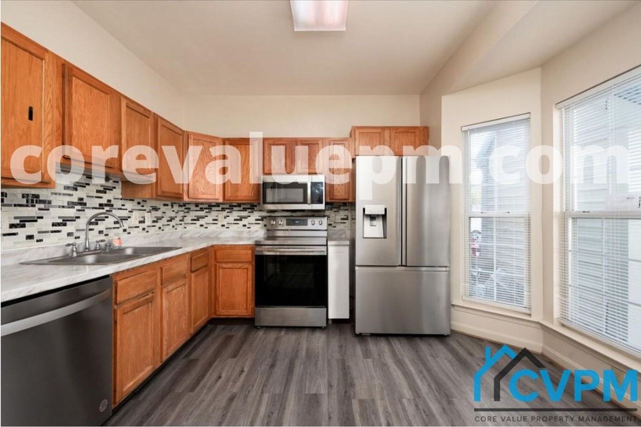 2001 Travis Point Ct - Photo 7 of 25