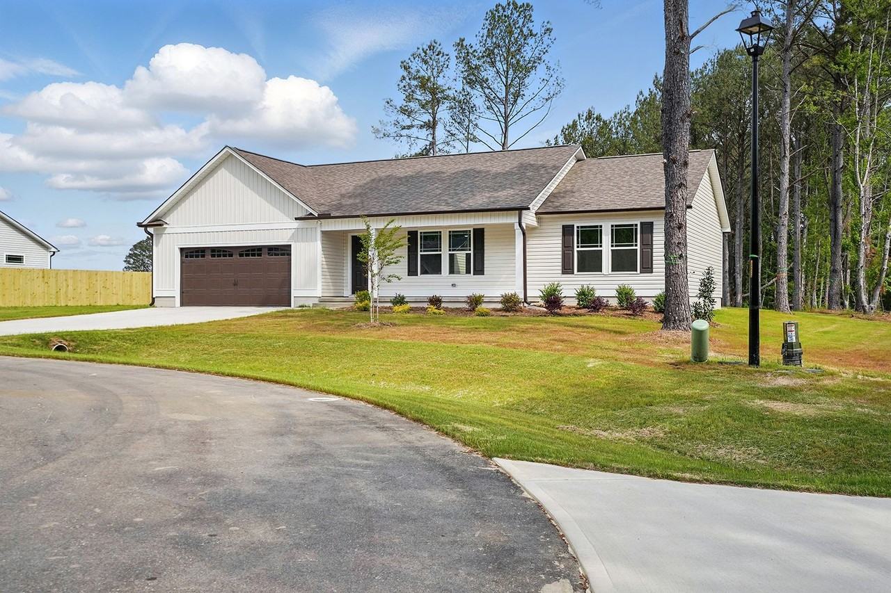 301 Lotus Ave - Photo 2 of 27