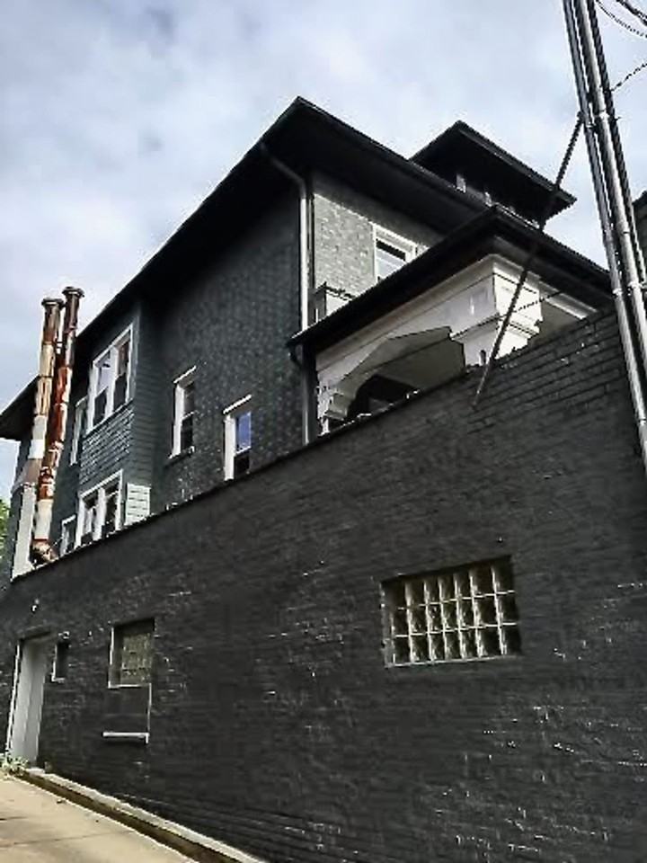 *** Squirrel Hill Gem * Huge Apartment * On Murray Avenue * Spacious * Renovated * Pet Friendly * Available Now *** - Photo 2 of 25