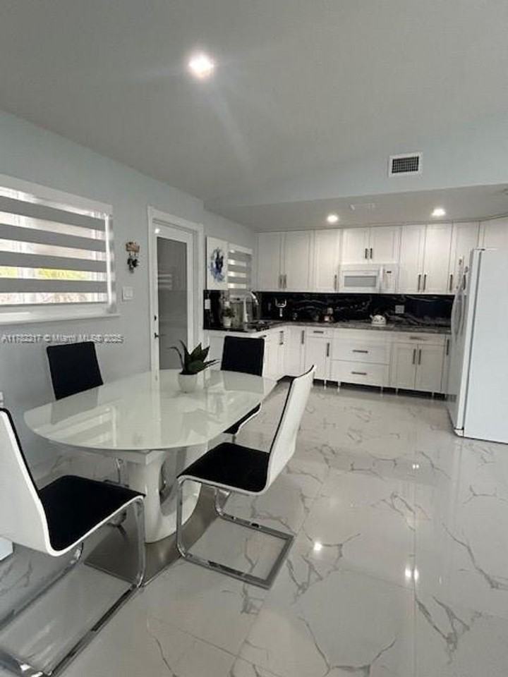 871 Se 4th Pl - Photo 2 of 16