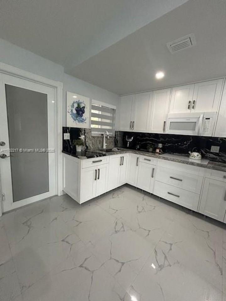 871 Se 4th Pl - Photo 3 of 16