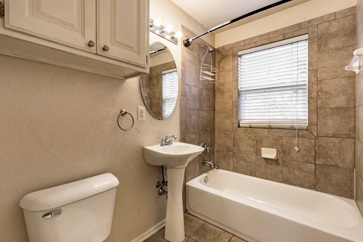 3745 Nw 33rd St - Photo 2 of 12