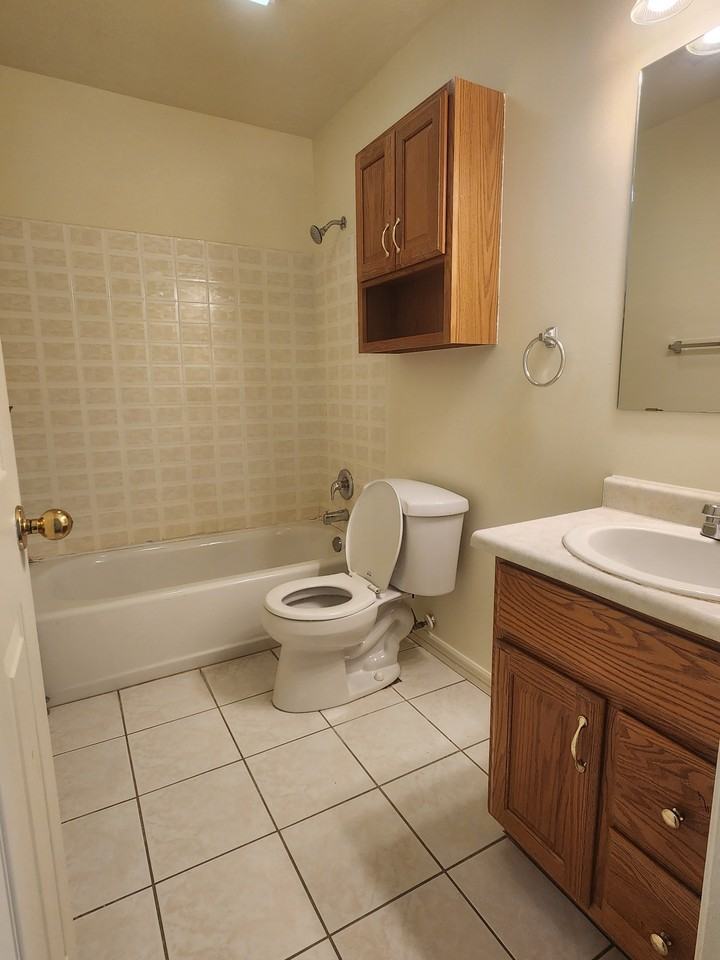 1130 N.W. #4 - Photo 2 of 17