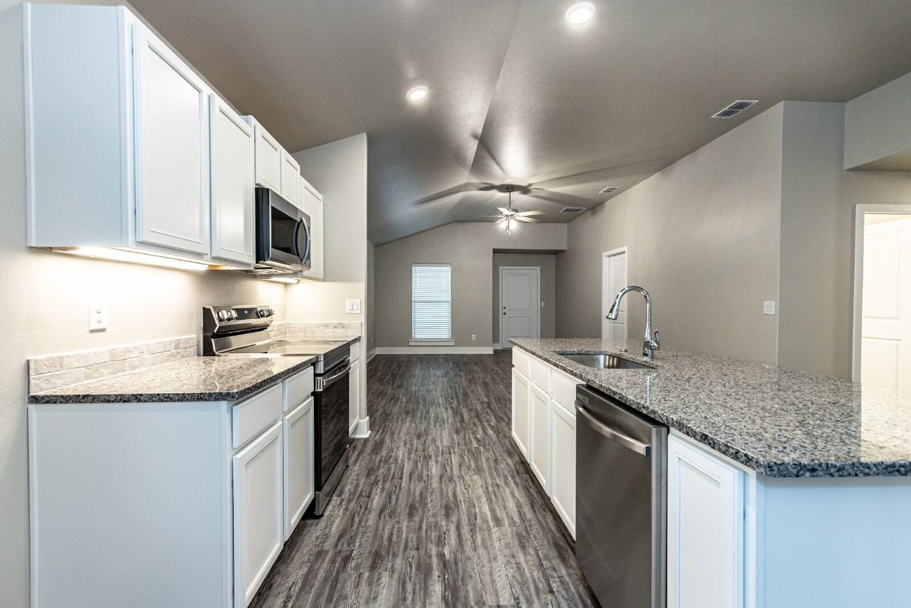 13605 Avenue R - Photo 5 of 15