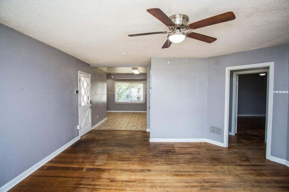 2516 42nd St - Photo 2 of 23