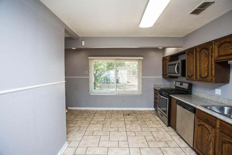 2516 42nd St - Photo 5 of 23