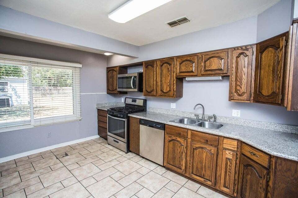 2516 42nd St - Photo 6 of 23