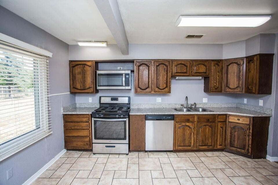 2516 42nd St - Photo 7 of 23