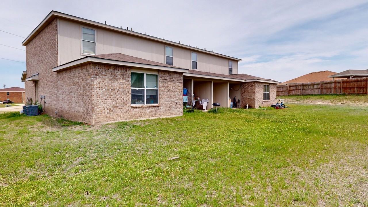 2806 Kerrville Ct #B - Photo 2 of 16