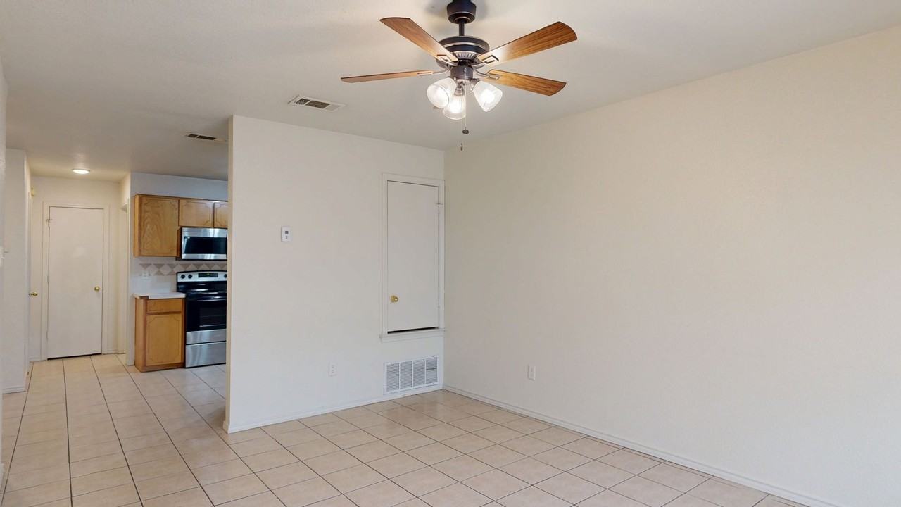 2806 Kerrville Ct #B - Photo 4 of 16