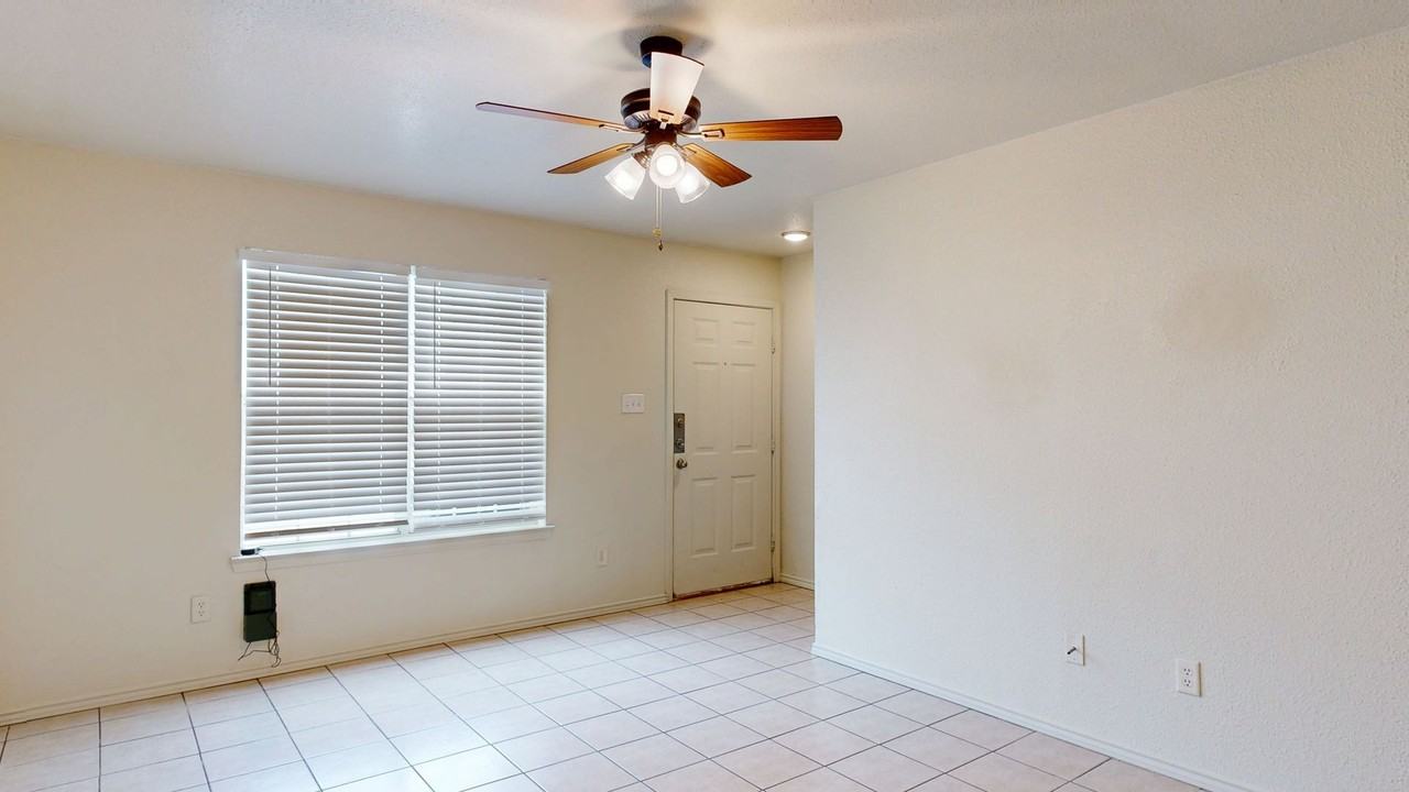 2806 Kerrville Ct #B - Photo 5 of 16