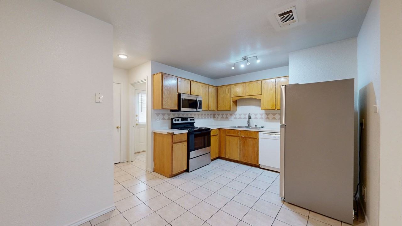 2806 Kerrville Ct #B - Photo 7 of 16