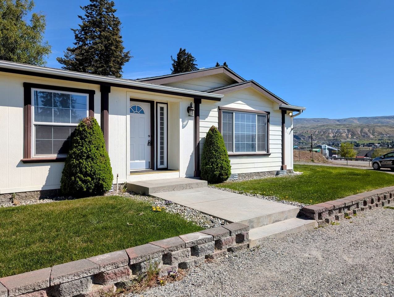 210 E Peters St - Photo 3 of 44