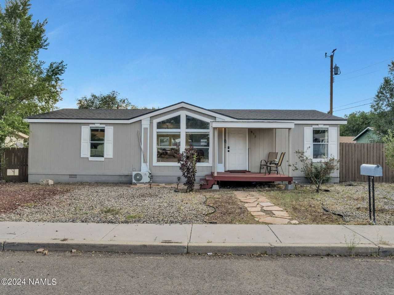 512 N Locust St - Photo 3 of 23