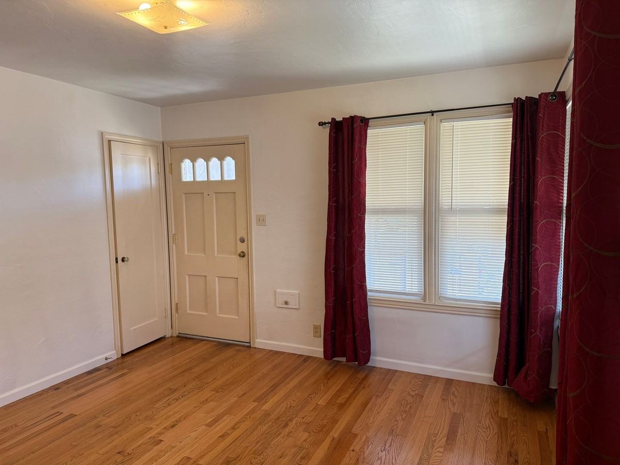 1102 Vine St - Photo 2 of 11