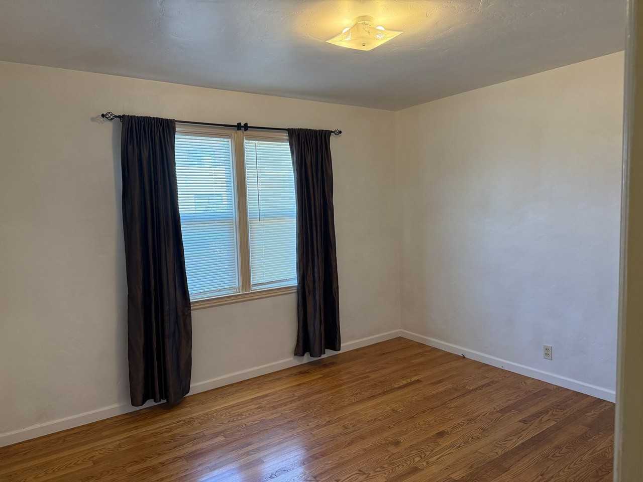 1102 Vine St - Photo 3 of 11