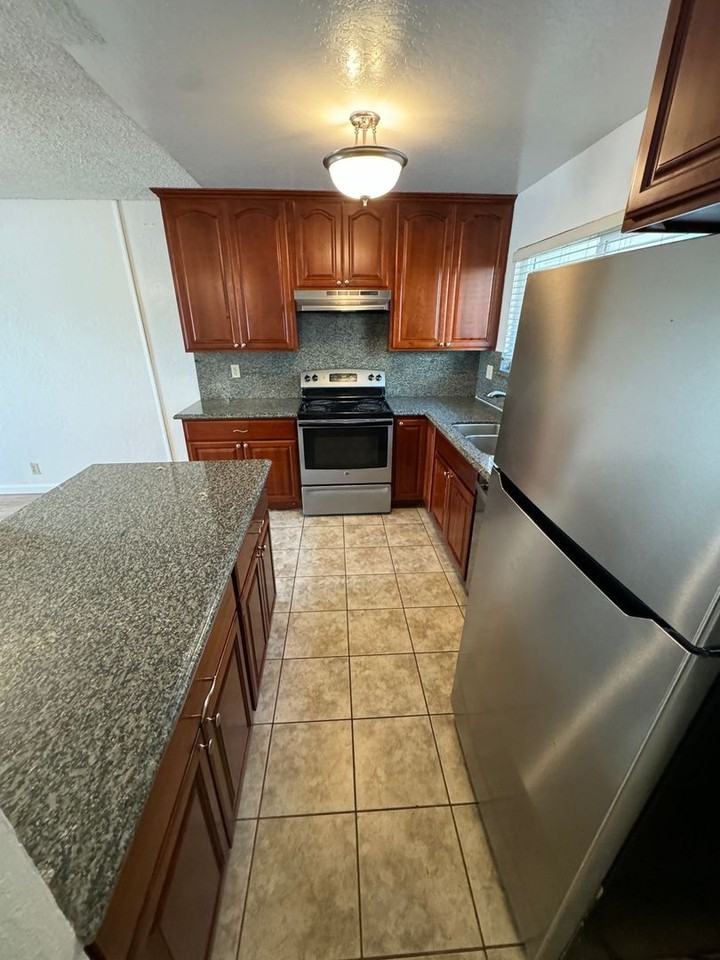2027 Alta Loma St - Photo 2 of 14