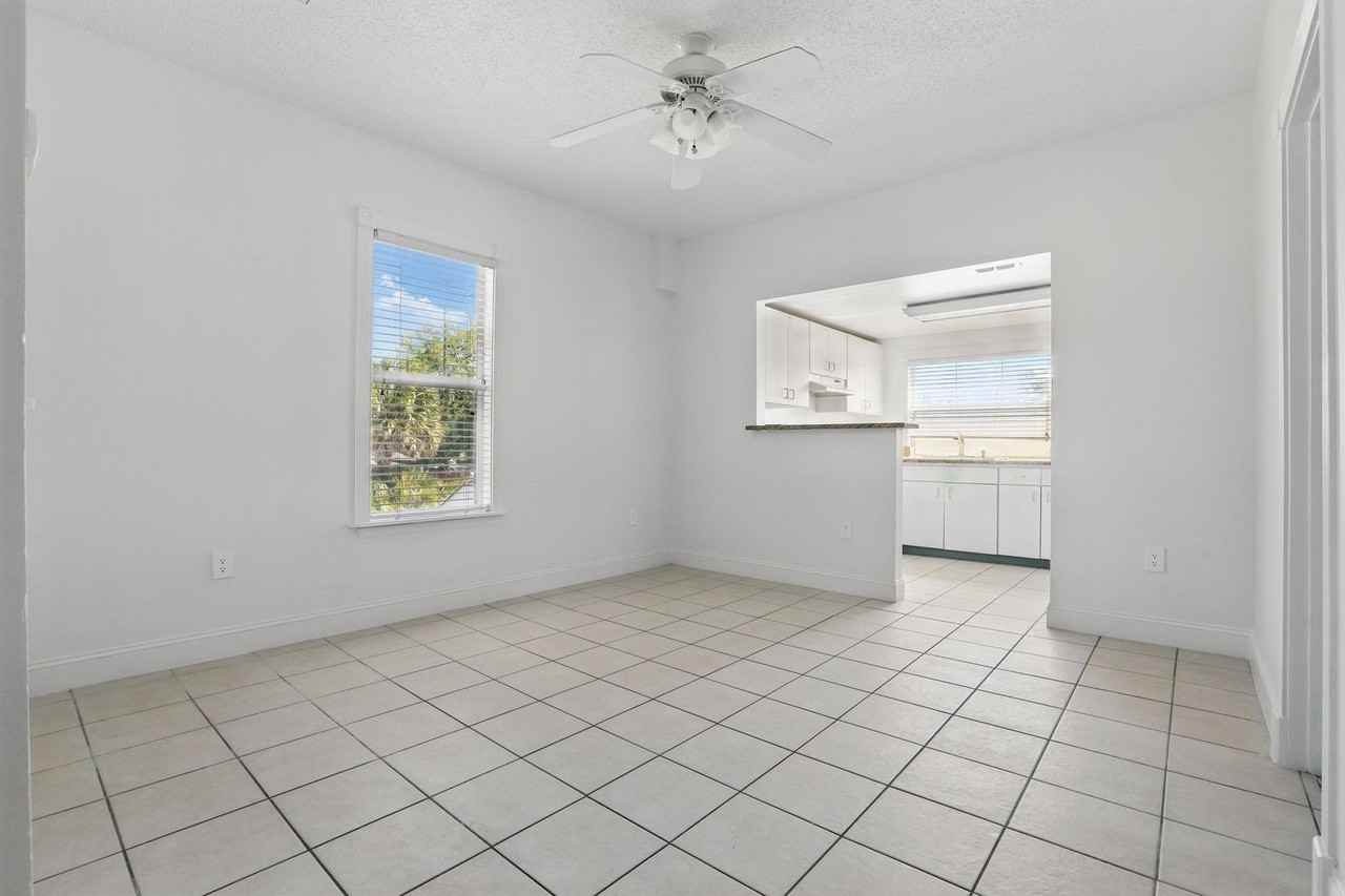 315 E Harwood St - Photo 2 of 15