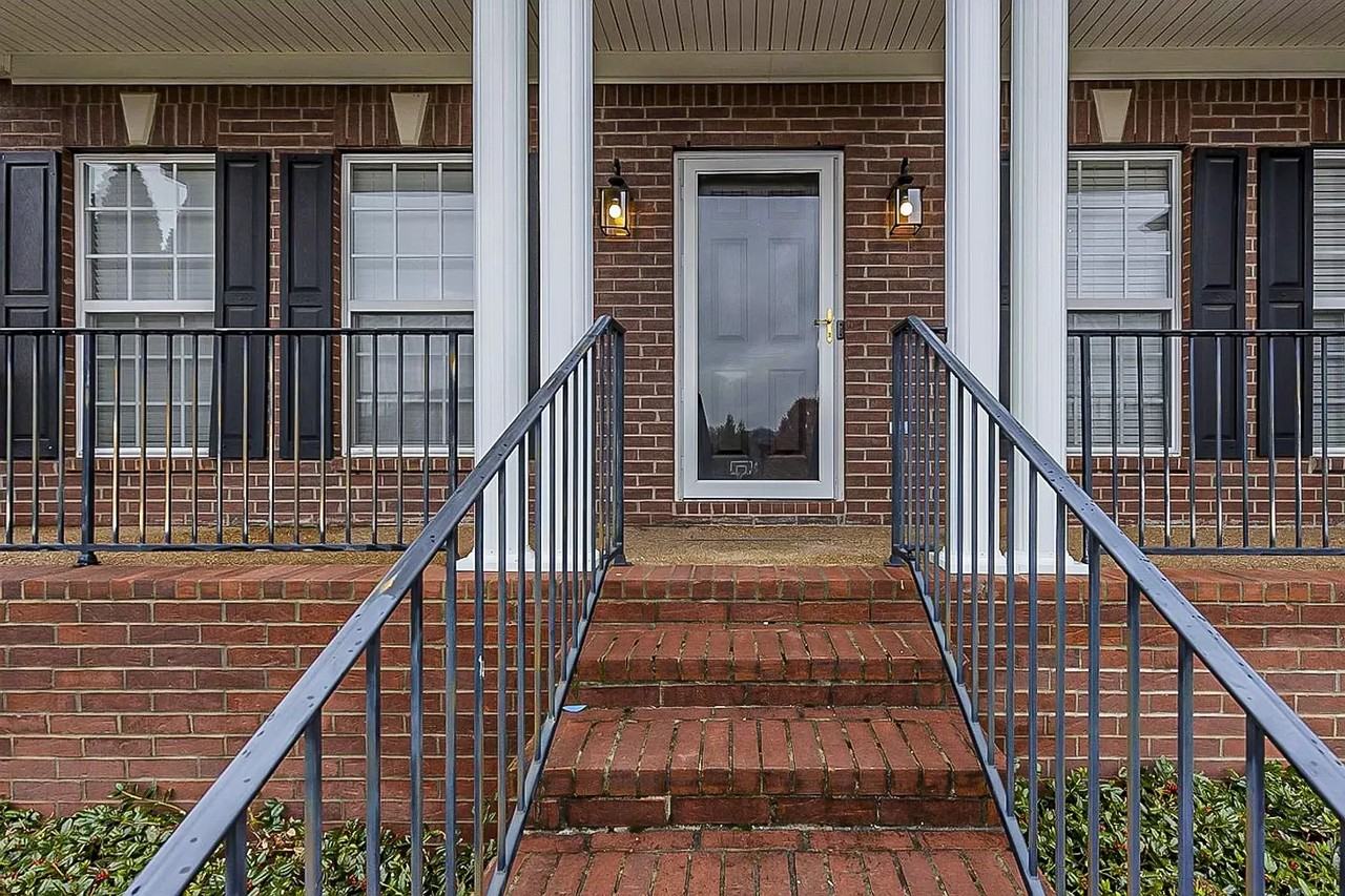 1133 Banbury Ln - Photo 2 of 27