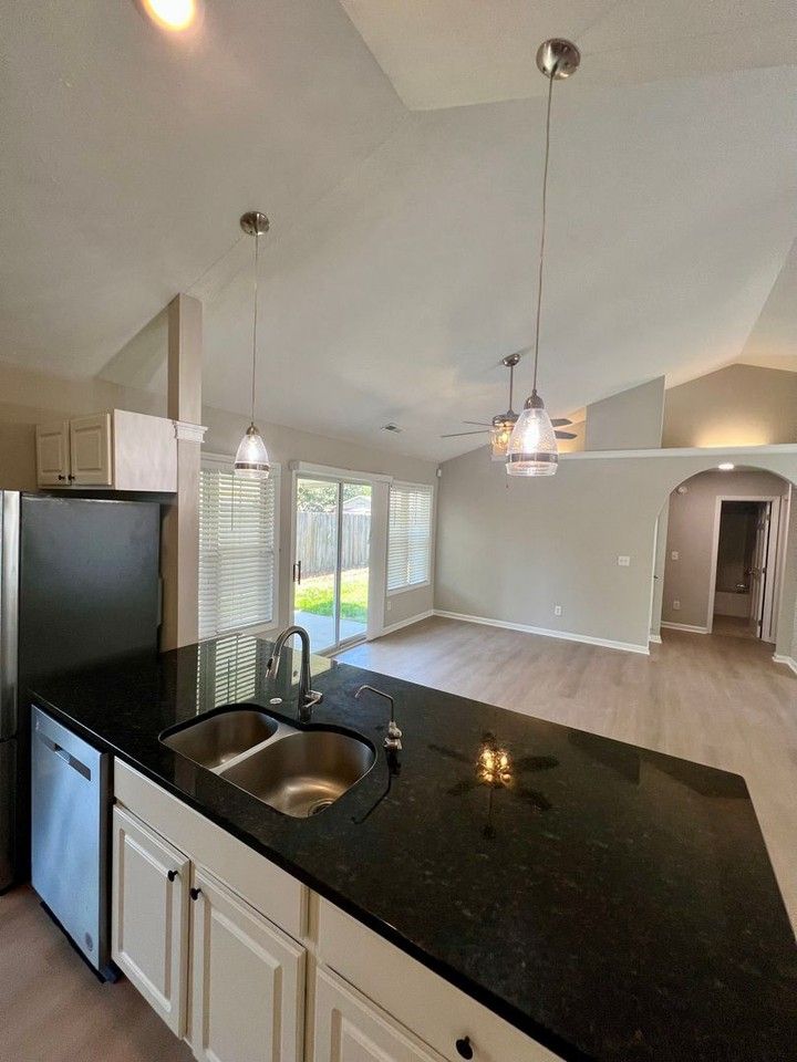 2409 Sunburst Ct - Photo 3 of 15