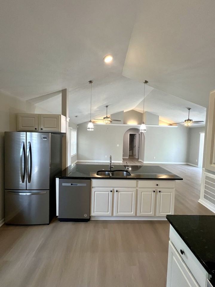 2409 Sunburst Ct - Photo 4 of 15