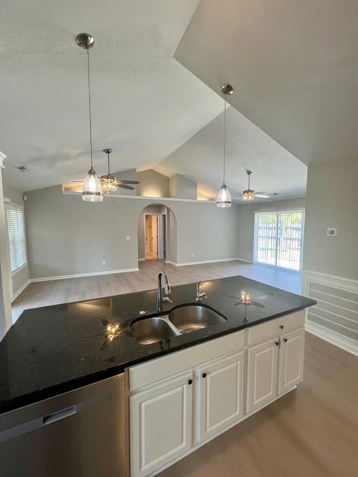 2409 Sunburst Ct - Photo 7 of 15