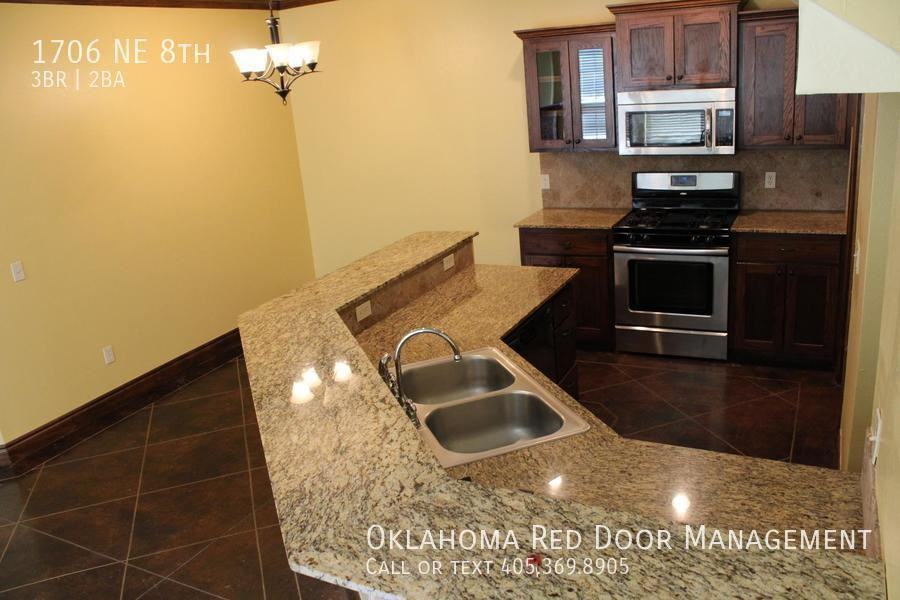 1706 Ne 8th St - Photo 3 of 23