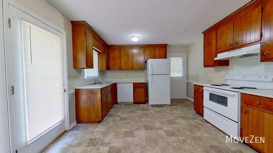 108 Greenleaf Ct - Photo 3 of 42