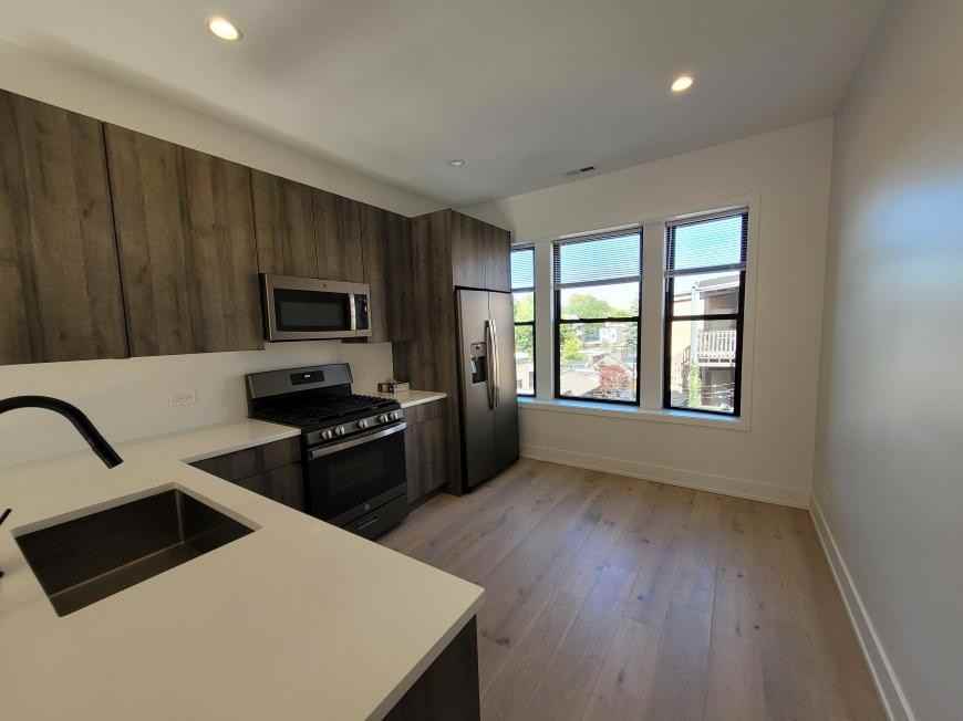 1334 West Bryn Mawr Avenue - Photo 2 of 10