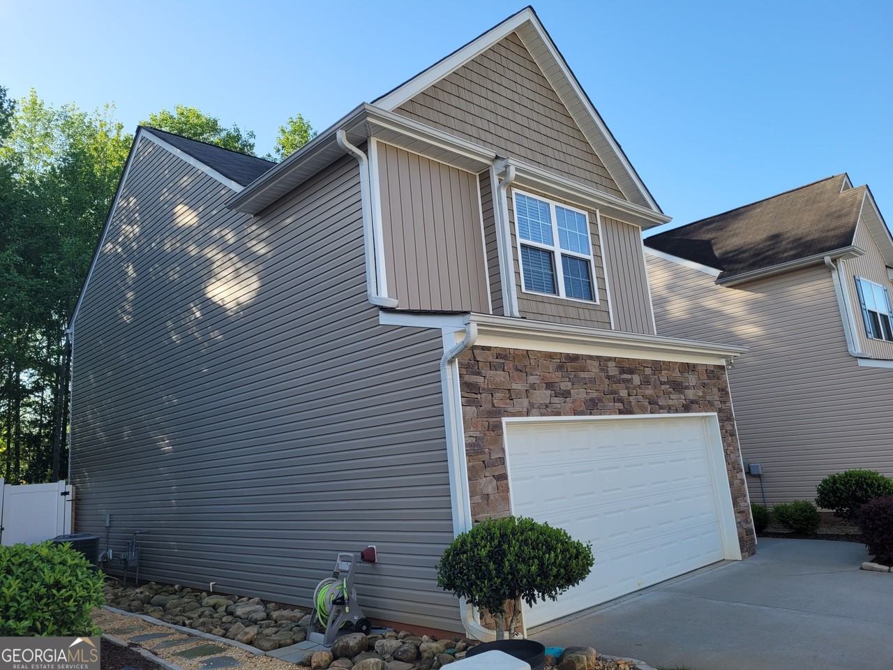 573 Arrowhead Dr - Photo 3 of 22