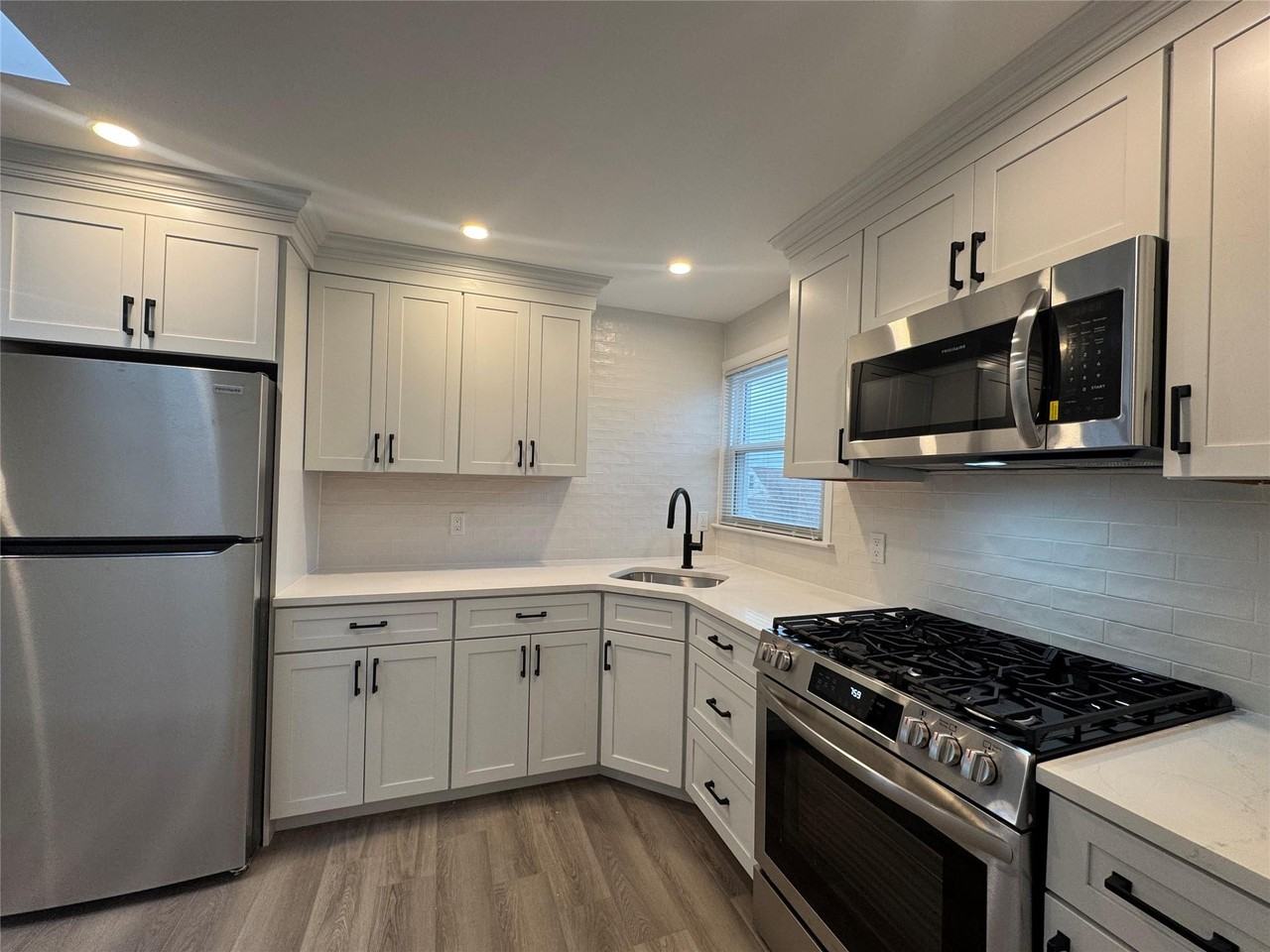 817 E Walnut St - Photo 2 of 10