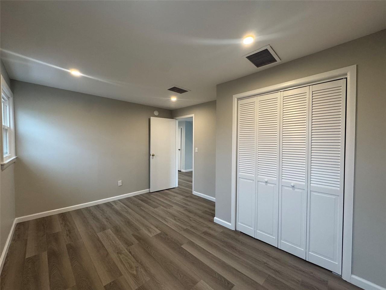 817 E Walnut St - Photo 3 of 10