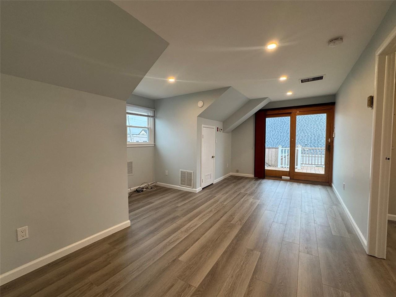 817 E Walnut St - Photo 5 of 10