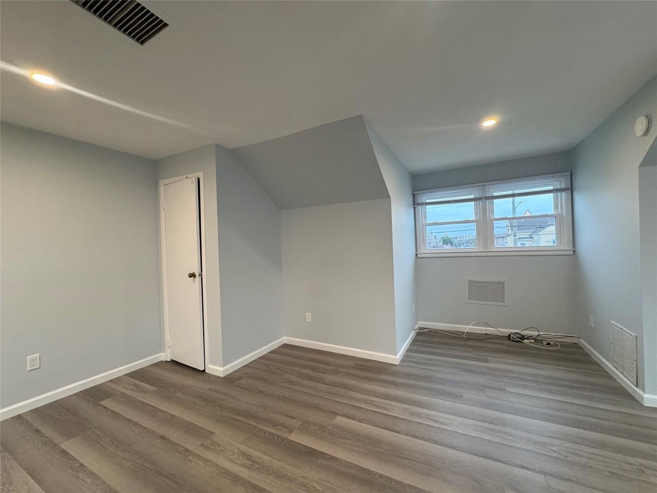 817 E Walnut St - Photo 6 of 10