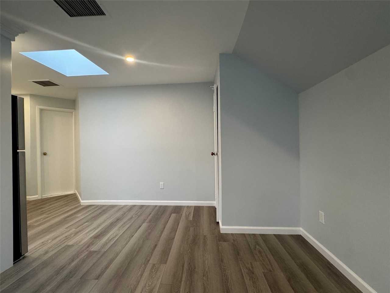 817 E Walnut St - Photo 7 of 10