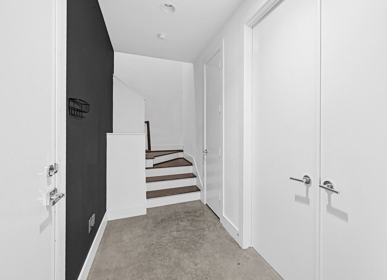 2338 Commerce St - Photo 3 of 24