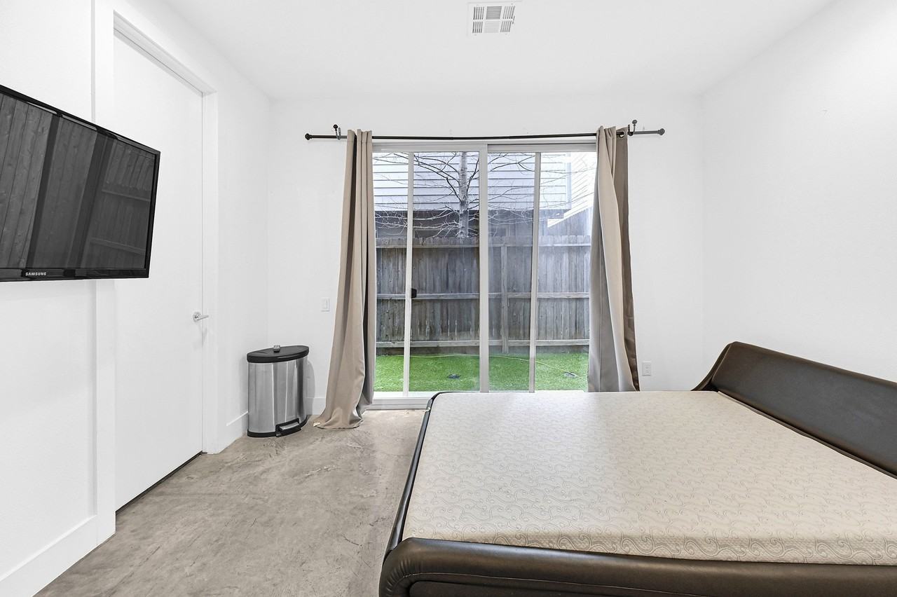 2338 Commerce St - Photo 4 of 24