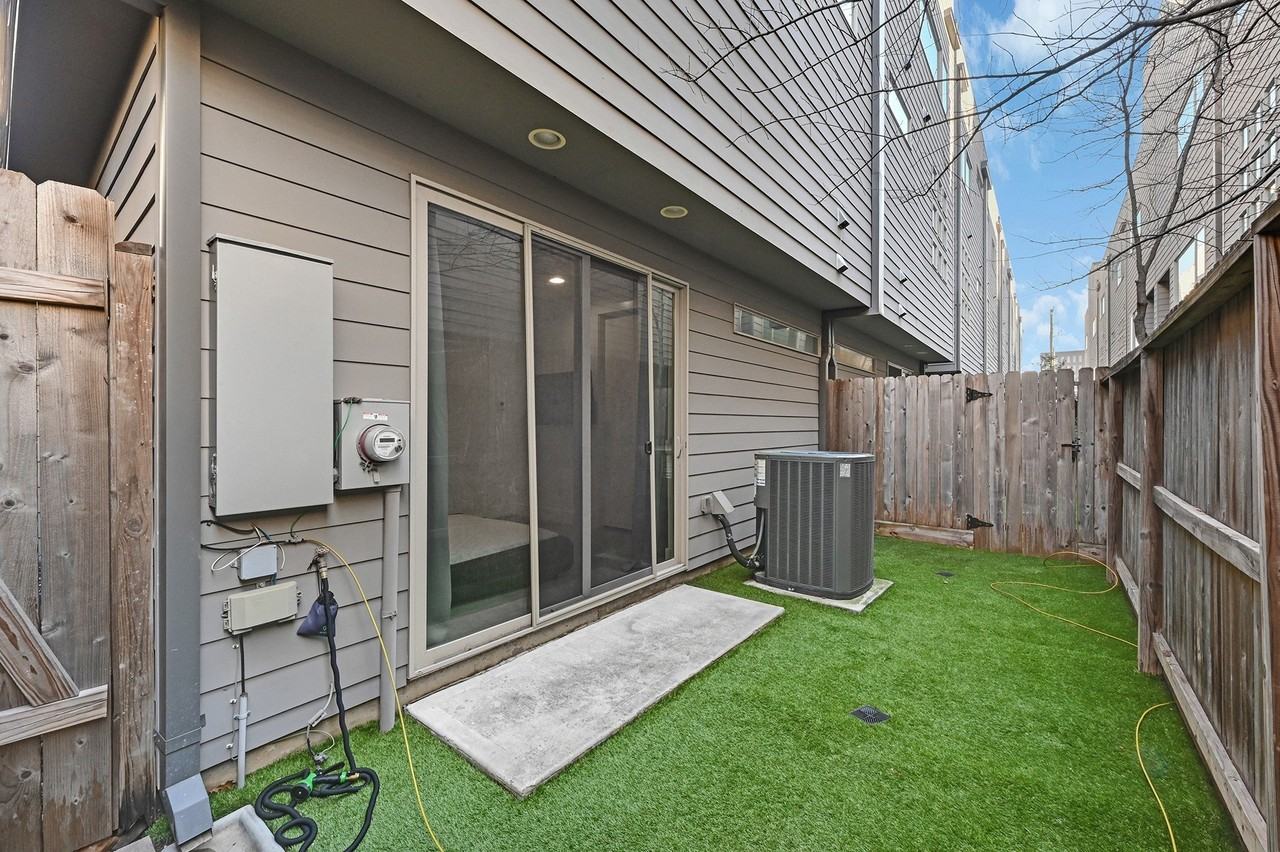 2338 Commerce St - Photo 6 of 24