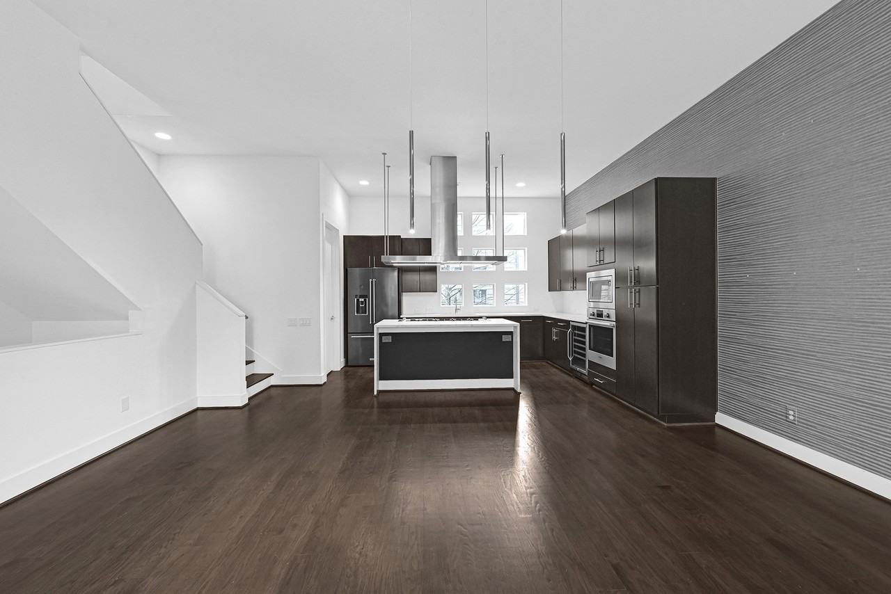 2338 Commerce St - Photo 7 of 24