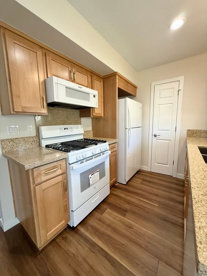 129 Olive St - Photo 7 of 23