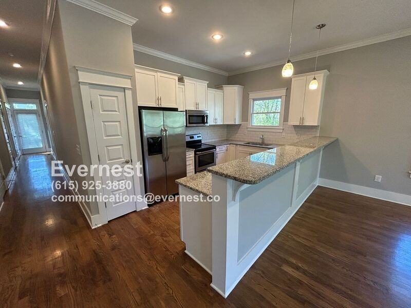 922A Carolyn Ave - Photo 3 of 33