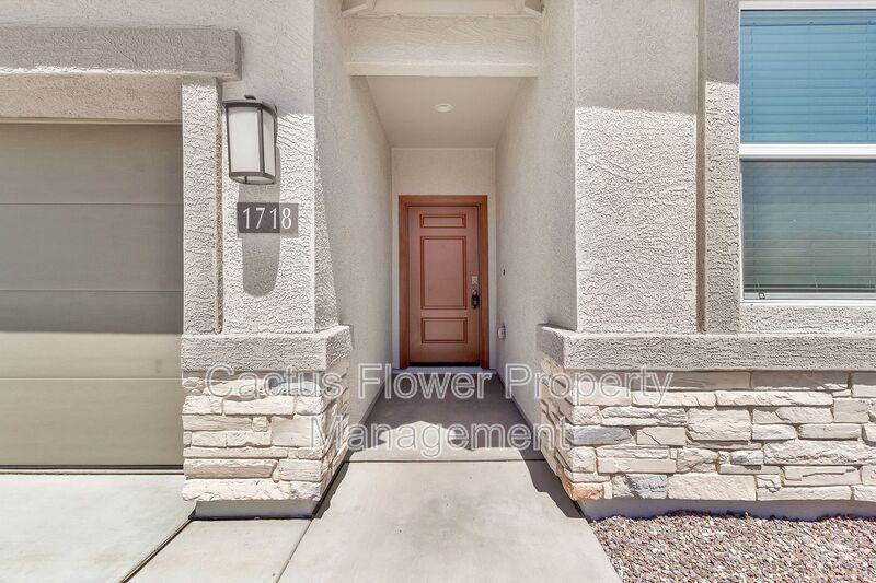 1718 W Sombra Ave - Photo 3 of 46